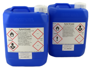 Produktbild mit zwei blauen 5LT Plastikkanistern zum Angebot Xylol und Xylol-Ersatz